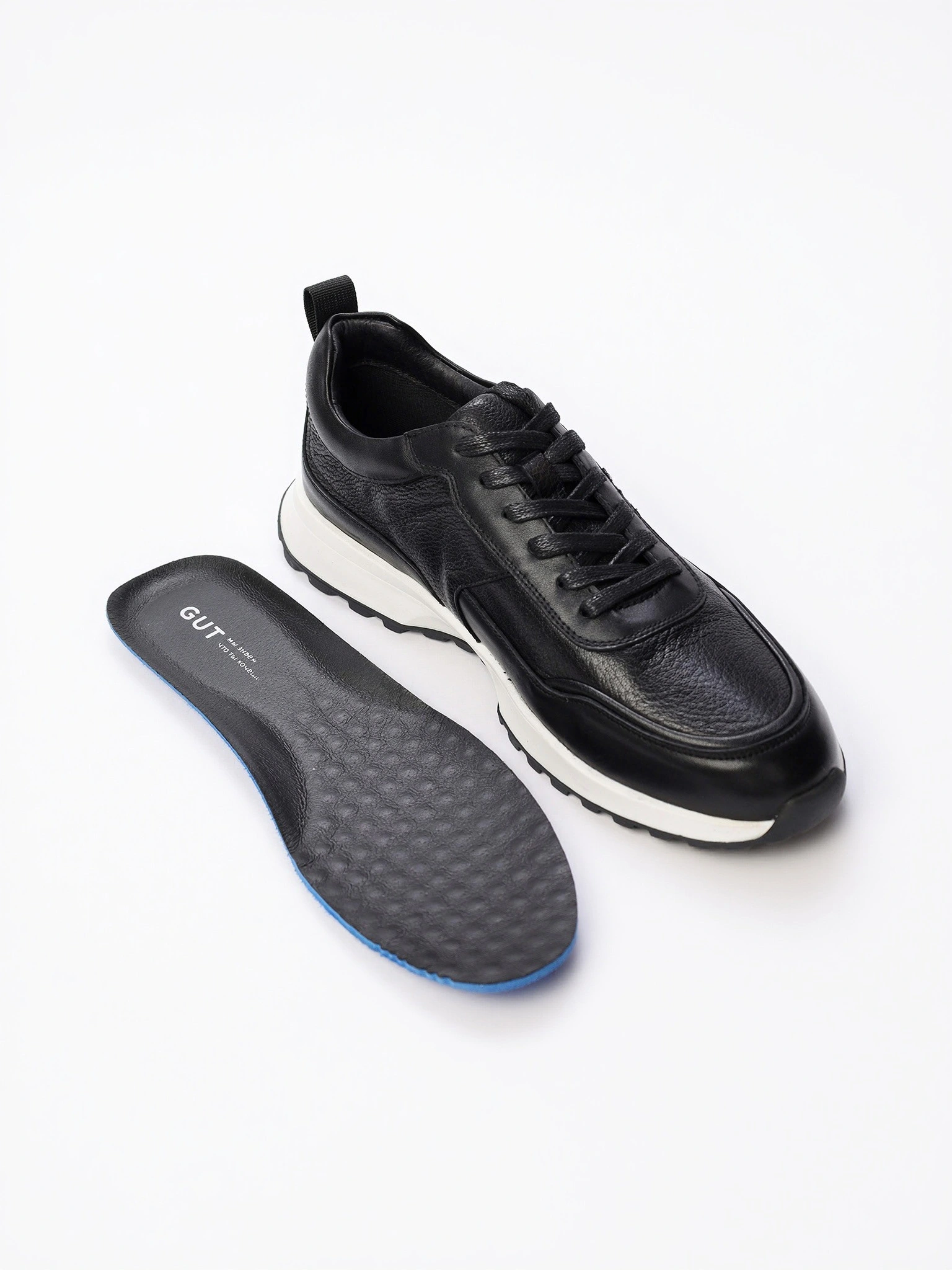 Кроссовки черного цвета на средней контрастной подошве